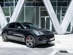 Grau Gebraucht 2017 Porsche Macan Turbo Performance Package SUV | 69.990 €