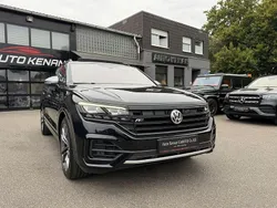 Deep black (metallic) Gebraucht 2020 VW Touareg R-line SUV | 59.880 € (Teuer)