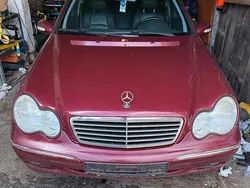 Rot Gebraucht 2002 Mercedes C270 Avantgarde Kombi | 1.150 €