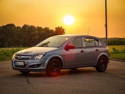 Grau Gebraucht 2009 Opel Astra Limousine | 2.350 € (Guter Preis)