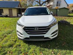 Weiß Gebraucht 2016 Hyundai Tucson Trend SUV | 12.500 € (Fairer Preis)