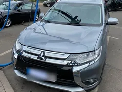 Grau Gebraucht 2016 Mitsubishi Outlander Top SUV | 20.700 €