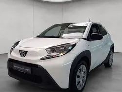 Weiß Gebraucht 2022 Toyota Aygo X-play Kleinwagen | 13.750 € (Fairer Preis)
