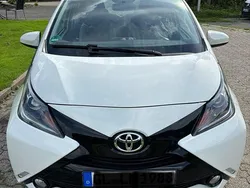 Weiß Gebraucht 2017 Toyota Aygo Kleinwagen | 7.500 € (Fairer Preis)