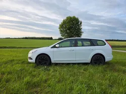 Weiß Gebraucht 2011 Ford Focus Kombi | 2.200 € (Fairer Preis)