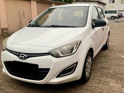 Weiß Gebraucht 2014 Hyundai i20 Limousine | 3.600 € (Etwas zu teuer)