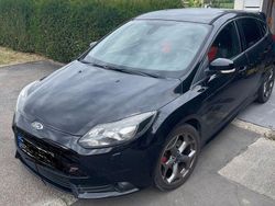 Schwarz Gebraucht 2014 Ford Focus Sport Limousine | 9.900 € (Etwas zu teuer)
