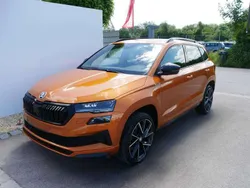 Phoenix orange metallic Gebraucht 2024 Skoda Karoq SportLine SUV | 32.290 € (Fairer Preis)