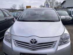 Silber Gebraucht 2011 Toyota Verso Edition Van / Kleinbus | 3.800 € (Fairer Preis)