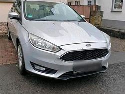 Grau Gebraucht 2015 Ford Focus Limousine | 6.000 €