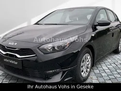 Schwarz Neu 2025 Kia Ceed Best Limousine | 22.970 € (Etwas zu teuer)