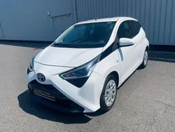 Weiß Gebraucht 2021 Toyota Aygo X-play Kleinwagen | 7.990 € (Superpreis)