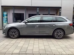 Grau Gebraucht 2024 Skoda Octavia Selection Kombi | 33.350 € (Fairer Preis)