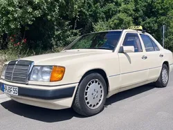 Gelb Gebraucht 1992 Mercedes E250 Limousine | 3.700 €