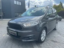 Grau Gebraucht 2018 Ford Tourneo Courier Titanium Van / Kleinbus | 16.004 € (Teuer)