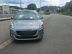 Grau Gebraucht 2015 Peugeot 5008 Style Van / Kleinbus | 7.500 € (Fairer Preis)