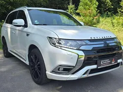 Perlmuttweiß (metallic) Gebraucht 2019 Mitsubishi Outlander P-HEV Top SUV | 21.900 € (Etwas zu teuer)