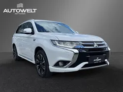 Weiß Gebraucht 2017 Mitsubishi Outlander P-HEV Top SUV | 18.899 € (Guter Preis)