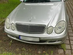 Silber Gebraucht 2004 Mercedes E220 Limousine | 2.999 €