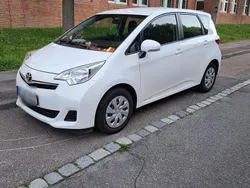 Weiß Gebraucht 2013 Toyota Verso-S Van / Kleinbus | 4.900 € (Fairer Preis)