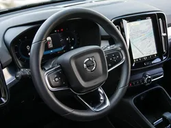 Schwarz Gebraucht 2024 Volvo XC40 Plus SUV | 40.440 € (Fairer Preis)