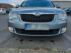Grau Gebraucht 2011 Skoda Superb Kombi | 8.800 € (Fairer Preis)