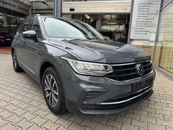 Grau Gebraucht 2022 VW Tiguan Life SUV | 23.750 € (Etwas zu teuer)