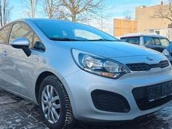 Silber Gebraucht 2014 Kia Rio Edition 7 Limousine | 9.999 € (Teuer)