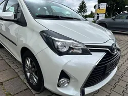 Weiß Gebraucht 2016 Toyota Yaris Edition-S Limousine | 10.900 € (Fairer Preis)