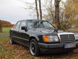 Schwarz Gebraucht 1986 Mercedes E260 Limousine | 8.500 €