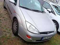 Silber Gebraucht 2001 Ford Focus Ghia Limousine | 650 € (Superpreis)