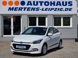 Weiß Gebraucht 2016 Hyundai i20 Passion Limousine | 9.990 € (Fairer Preis)