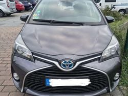 Grau Gebraucht 2016 Toyota Yaris Hybrid Comfort Kleinwagen | 11.500 € (Guter Preis)