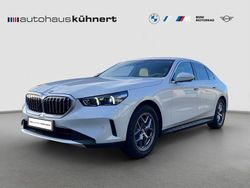 Mineralweiß metallic Gebraucht 2023 BMW 520 Sport Line Limousine | 47.755 € (Etwas zu teuer)