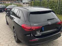 Schwarz Gebraucht 2022 Mercedes 300 Kombi | 33.900 €