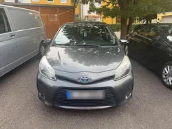 Grau Gebraucht 2012 Toyota Yaris Hybrid Multidrive S Limousine | 6.990 € (Etwas zu teuer)