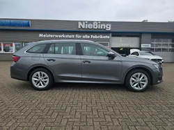 Graphitegrau metallic Gebraucht 2024 Skoda Octavia Selection Kombi | 32.280 € (Superpreis)