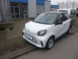 Weiß / schwarz Gebraucht 2021 Smart ForFour Electric Drive Kleinwagen | 9.580 € (Fairer Preis)