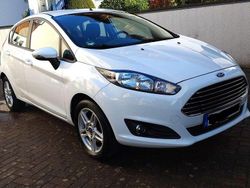 Weiß Gebraucht 2014 Ford Fiesta Kleinwagen | 5.249 €