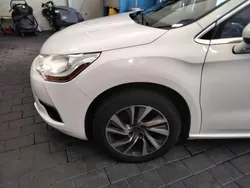 Weiß Gebraucht 2013 Citroën DS4 So Chic Kleinwagen | 4.999 € (Fairer Preis)