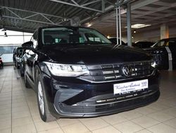 Deep black perleffekt (metallic) Gebraucht 2022 VW Tiguan Active SUV | 24.990 € (Guter Preis)