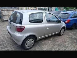 Grau Gebraucht 1999 Toyota Yaris Kleinwagen | 950 € (Fairer Preis)