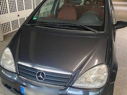 Grau Gebraucht 2000 Mercedes A140 Kleinwagen | 500 €