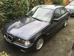 Grau Gebraucht 1998 BMW 318 Limousine | 2.550 €