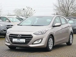 Grau Gebraucht 2016 Hyundai i30 Classic Limousine | 8.950 € (Guter Preis)