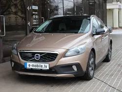 Braun Gebraucht 2014 Volvo V40 CC Summum Kombi | 14.800 € (Etwas zu teuer)