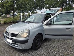Silber Gebraucht 2004 Renault Clio II Kleinwagen | 2.350 €