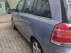 Grau Gebraucht 2006 Opel Zafira Van / Kleinbus | 2.150 €