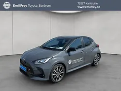 Storm grey/dach mysticschwarz mi Gebraucht 2025 Toyota Yaris Hybrid Sport Limousine | 32.950 €