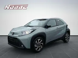 Urban khaki, dach mysticschwarz mica Gebraucht 2025 Toyota Aygo Kleinwagen | 19.250 € (Teuer)